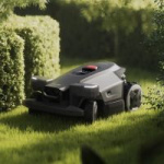 Roborock RockMow Z1 gladko navigira skozi ozek vrtni prehod