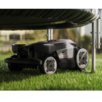 Roborock RockMow Z1 zapelje čez nizko prevozno oviro